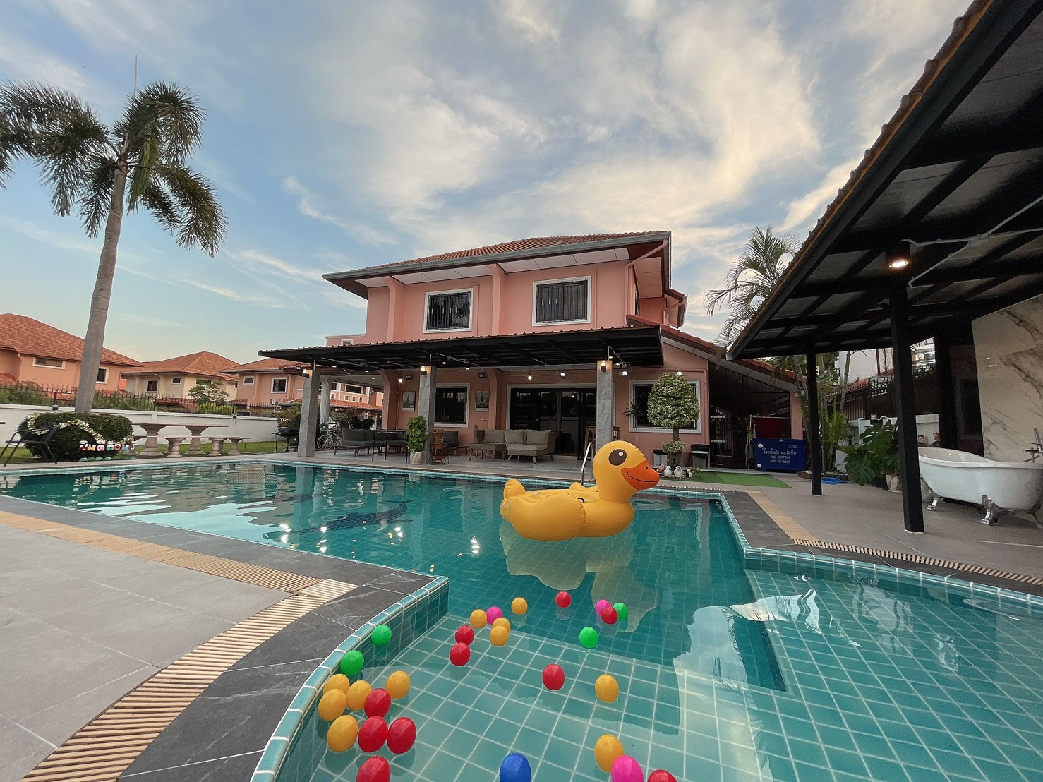 บ้านพักพูลวิลล่าติดทะเลพัทยา