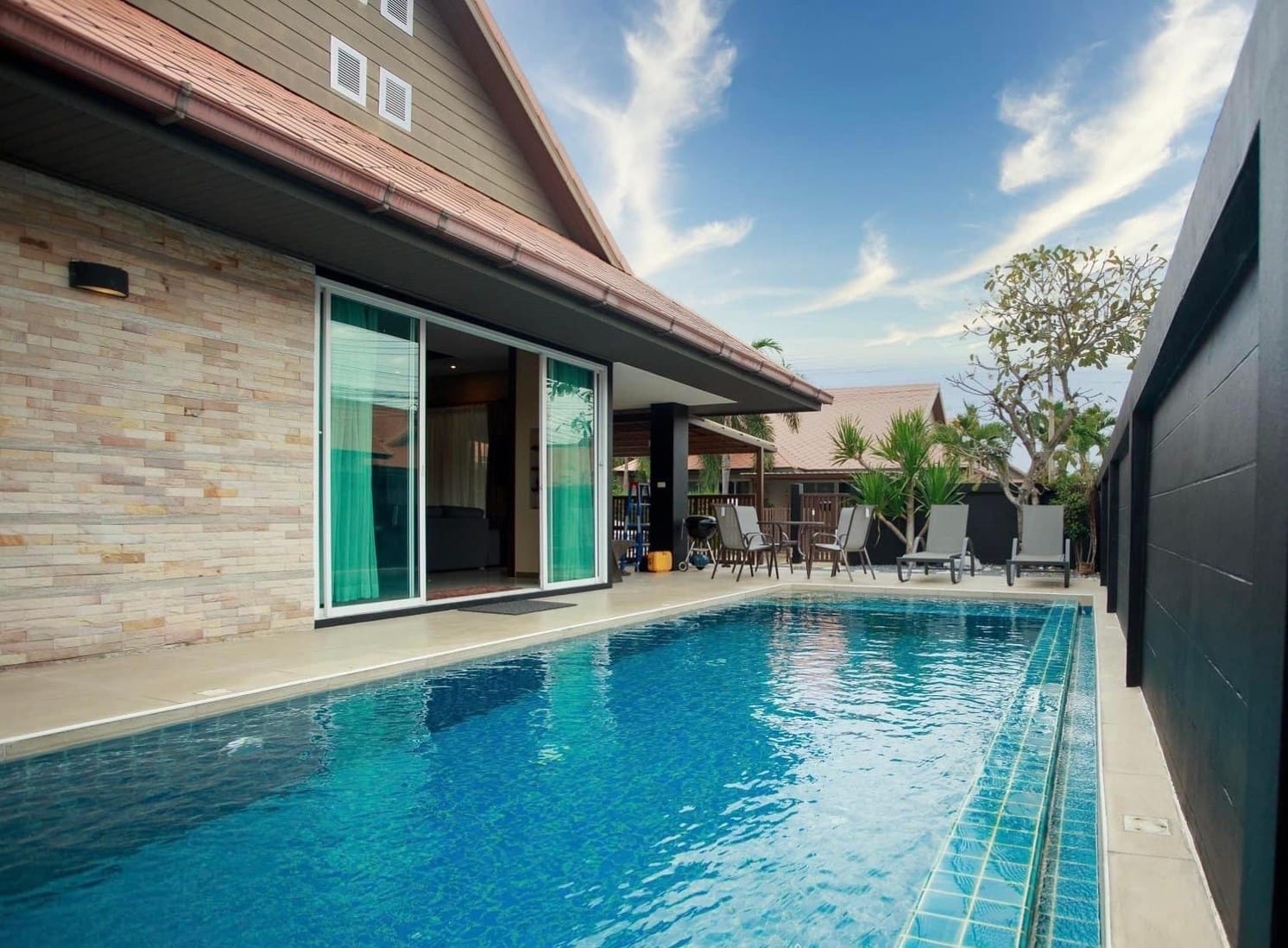 บ้านพักพูลวิลล่าติดทะเลพัทยา